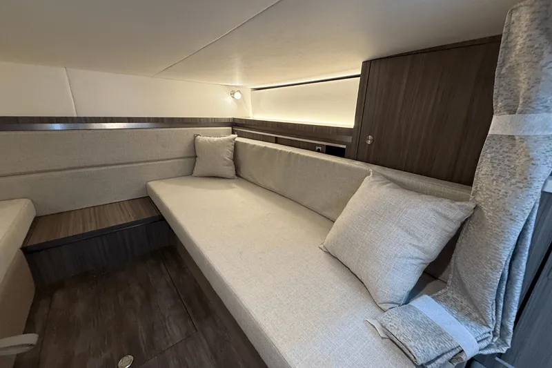 Slide: The Image of Sea Ray Sundancer 320 2025 - 41