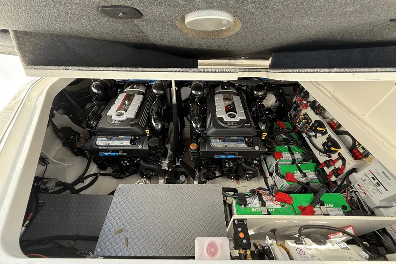 Slide: The Image of Sea Ray Sundancer 320 2025 - 42