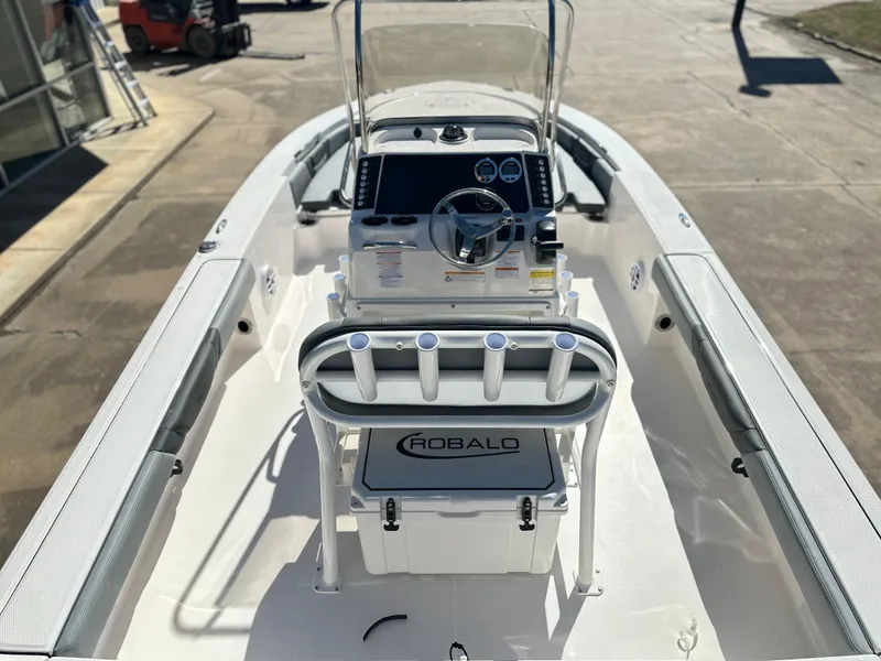 Slide: The Image of Robalo 226 Cayman 2025 - 3