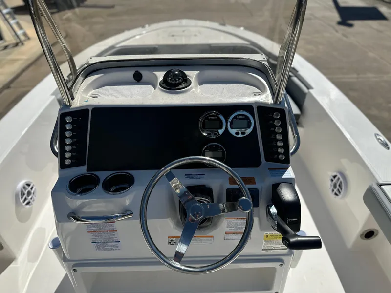 Slide: The Image of Robalo 226 Cayman 2025 - 7