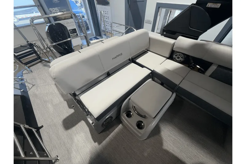 Slide: The Image of Harris Grand Mariner 250 2025 - 10