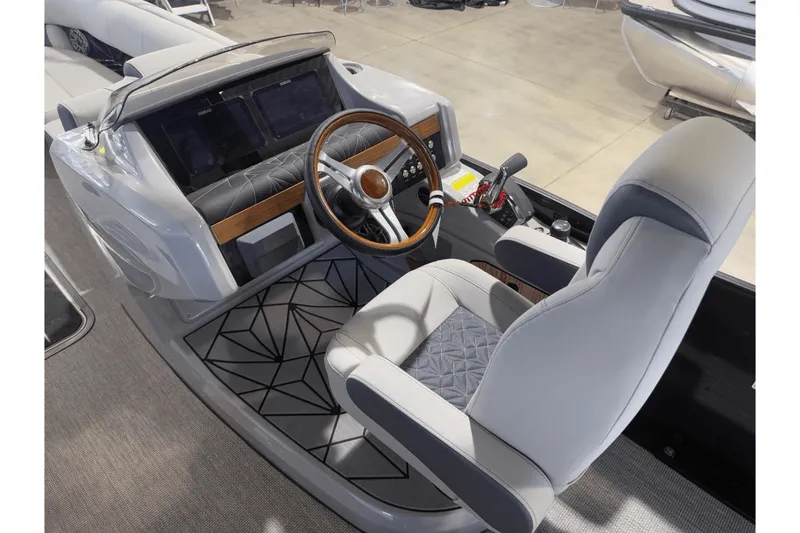 Slide: The Image of Harris Grand Mariner 250 2025 - 12