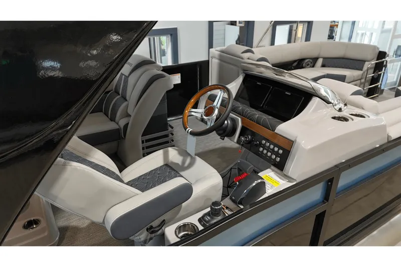 Slide: The Image of Harris Grand Mariner 250 2025 - 13