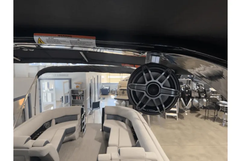 Slide: The Image of Harris Grand Mariner 250 2025 - 15