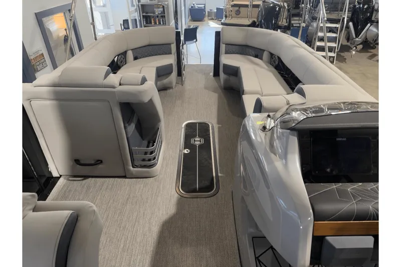 Slide: The Image of Harris Grand Mariner 250 2025 - 16