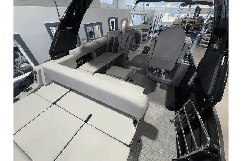 Slide: The Image of Harris Grand Mariner 250 2025 - 6