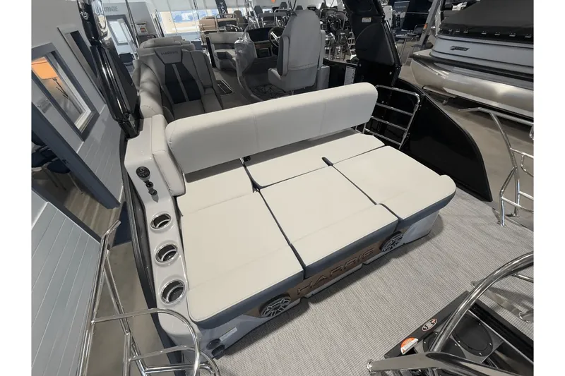 Slide: The Image of Harris Grand Mariner 250 2025 - 7