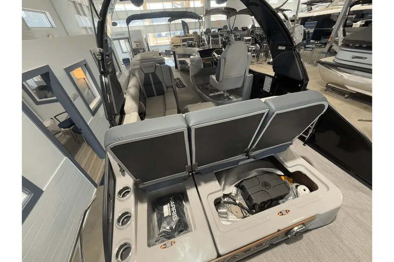 Slide: The Image of Harris Grand Mariner 250 2025 - 8