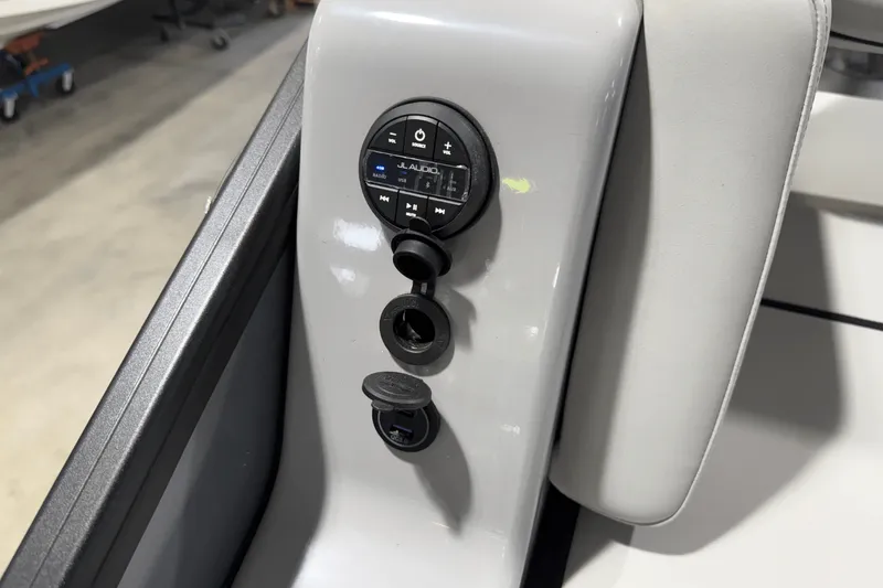 Slide: The Image of Harris 230 Grand Mariner 2025 - 13