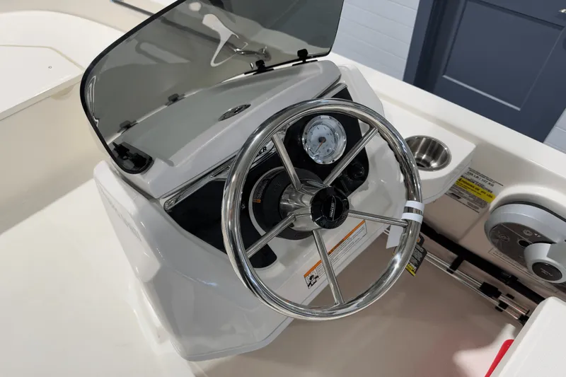Slide: The Image of Boston Whaler 130 Super Sport 2025 - 8