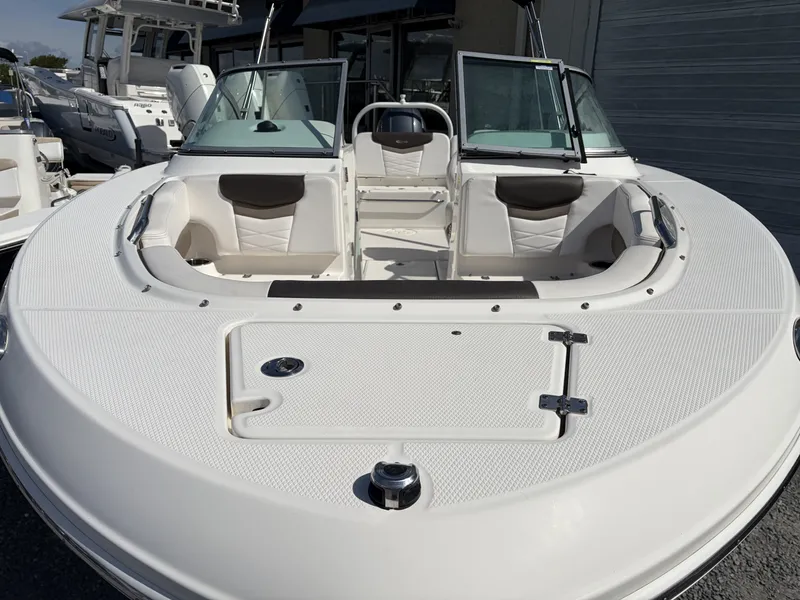 Slide: The Image of Robalo R207 2021 - 9