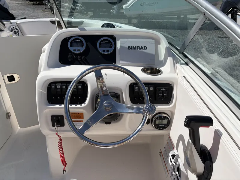Slide: The Image of Robalo R207 2021 - 24