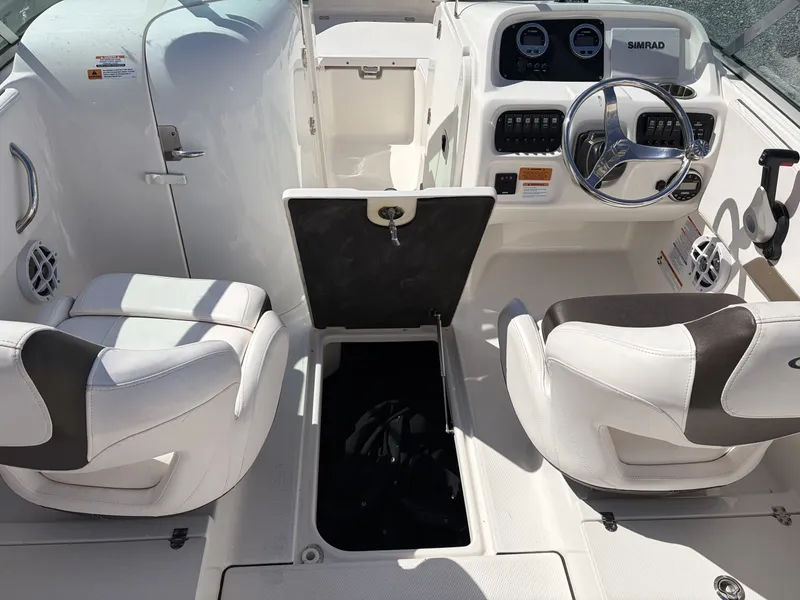 Slide: The Image of Robalo R207 2021 - 22