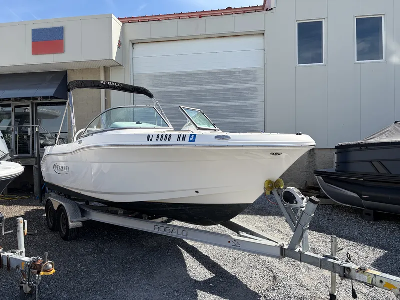 Slide: The Image of Robalo R207 2021 - 8