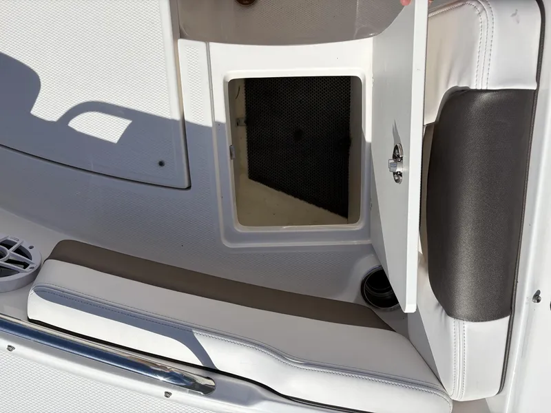 Slide: The Image of Robalo R207 2021 - 14