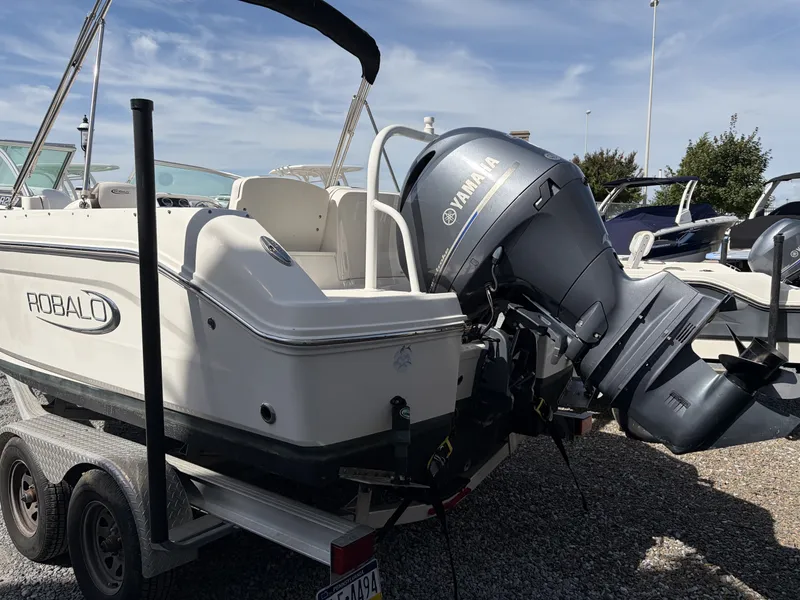 The Image of Robalo R207 2021 - 0