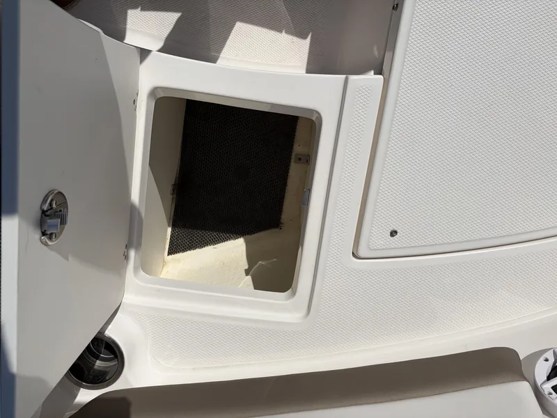 Slide: The Image of Robalo R207 2021 - 13