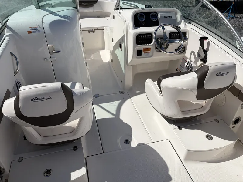 Slide: The Image of Robalo R207 2021 - 18