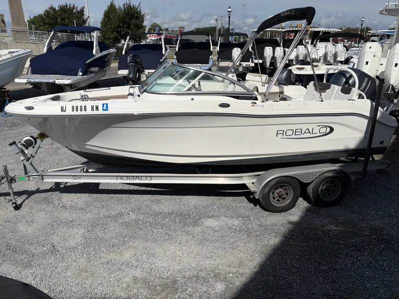 Slide: The Image of Robalo R207 2021 - 5