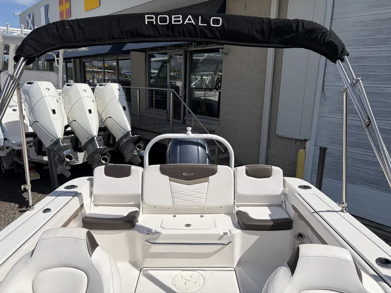 Slide: The Image of Robalo R207 2021 - 28