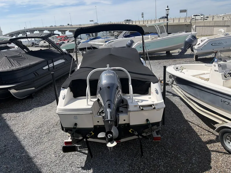 Slide: The Image of Robalo R207 2021 - 40