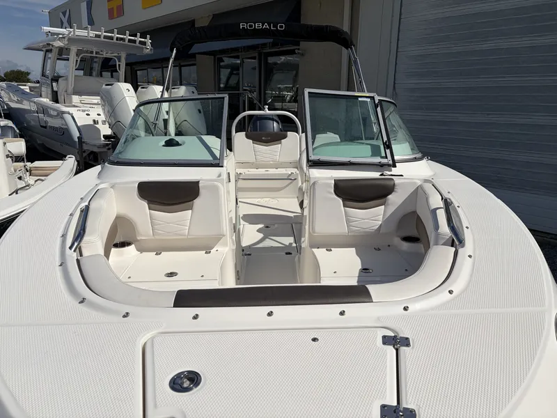 Slide: The Image of Robalo R207 2021 - 10