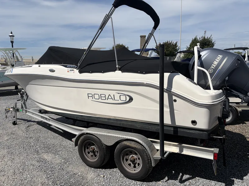 Slide: The Image of Robalo R207 2021 - 39