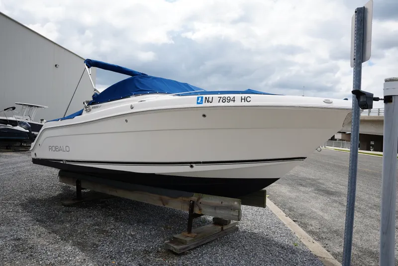 The Image of Robalo R227 2011 - 0