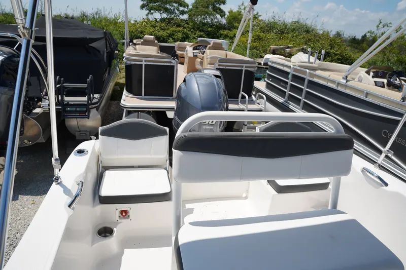 Slide: The Image of Robalo R160 2027 - 13