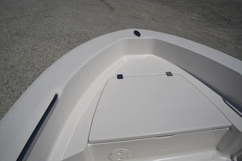 Slide: The Image of Robalo R160 2027 - 23