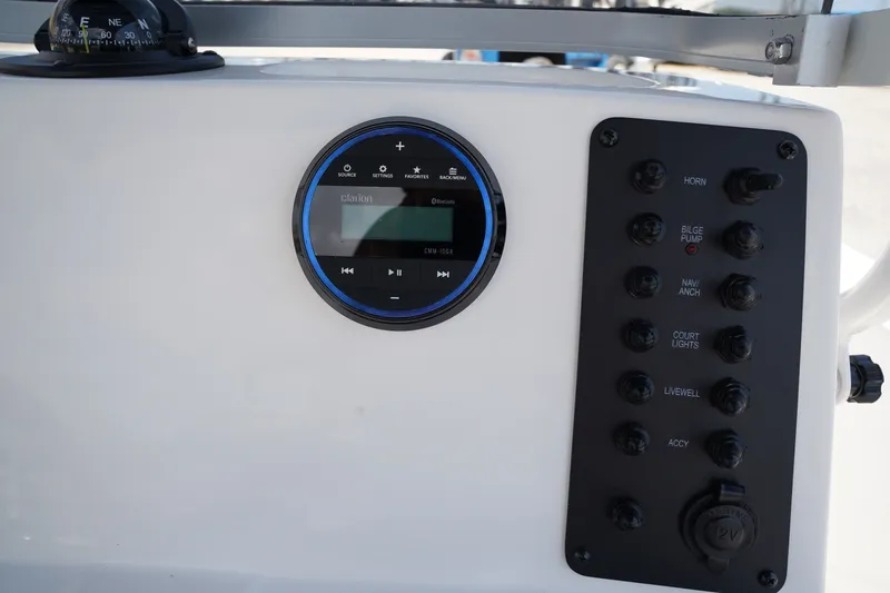 Slide: The Image of Robalo R160 2027 - 15