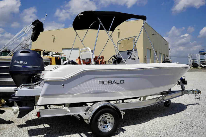 The Image of Robalo R160 2027 - 0