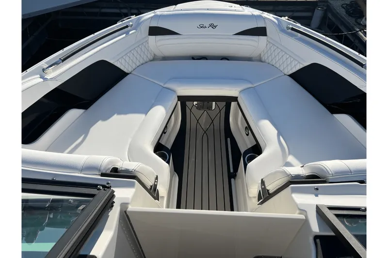 Slide: The Image of Sea Ray SLX 260 Surf 2025 - 10