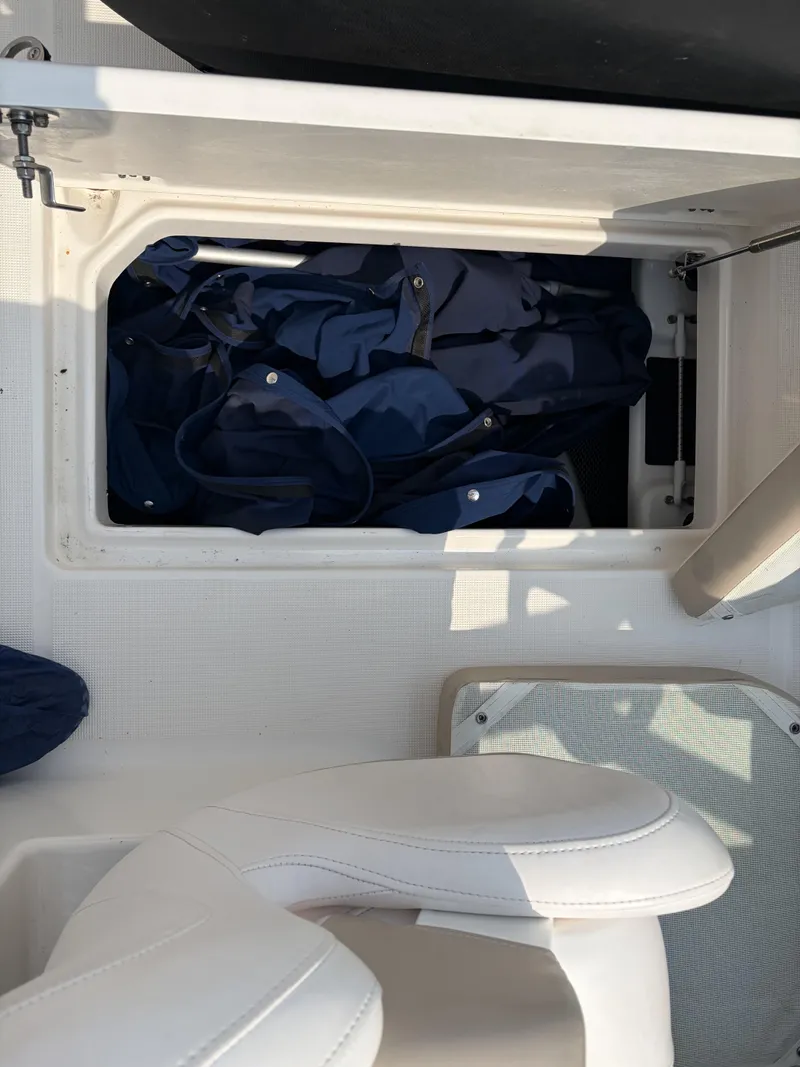 Slide: The Image of Robalo R227 2016 - 40