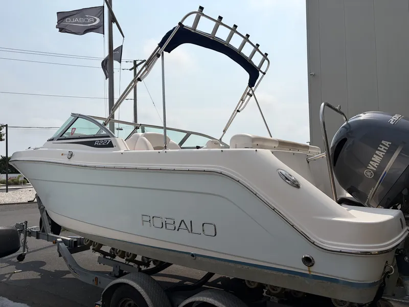 Slide: The Image of Robalo R227 2016 - 9