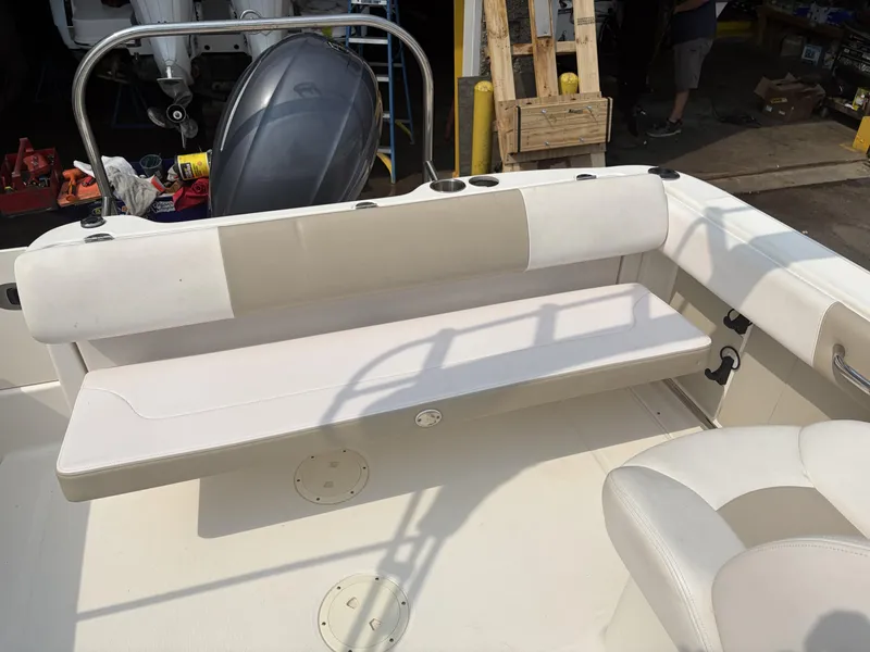 Slide: The Image of Robalo R227 2016 - 17