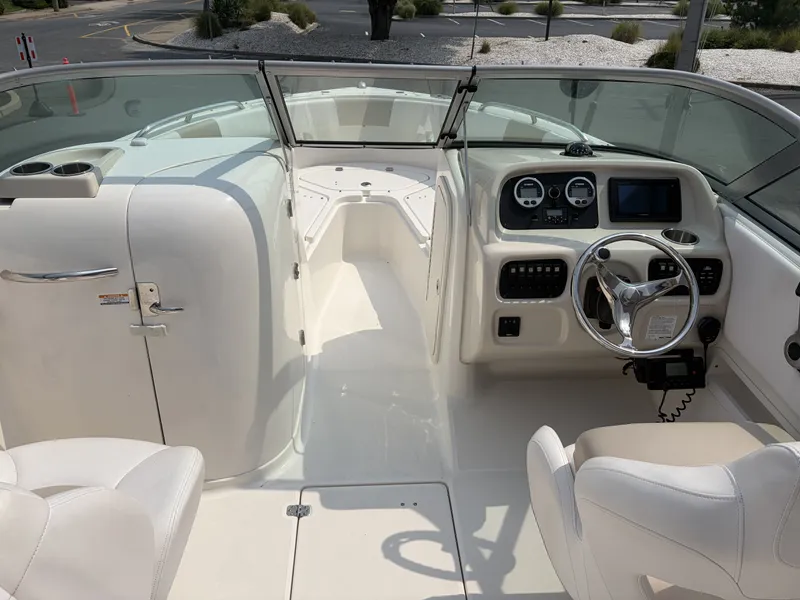 Slide: The Image of Robalo R227 2016 - 20