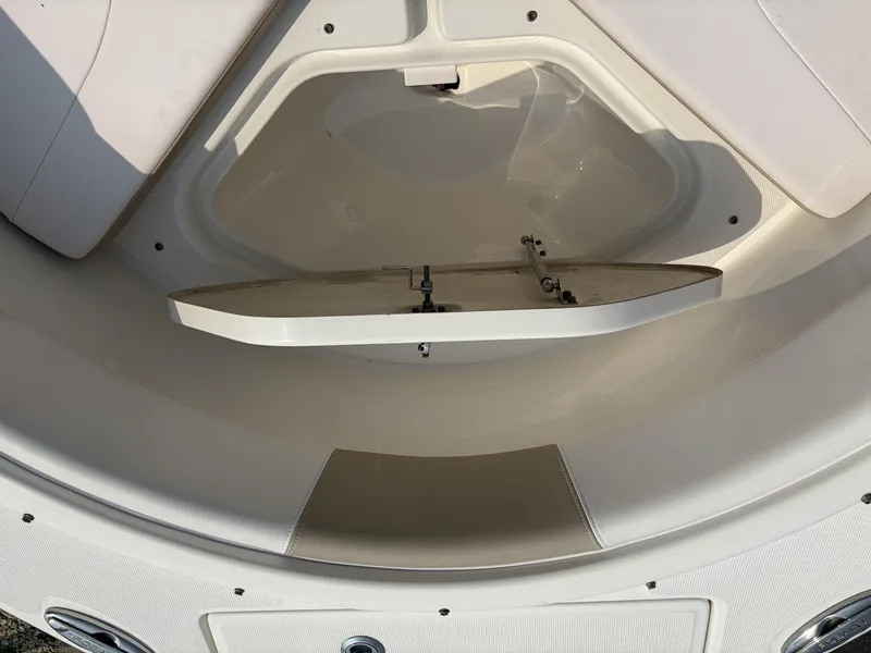 Slide: The Image of Robalo R227 2016 - 37
