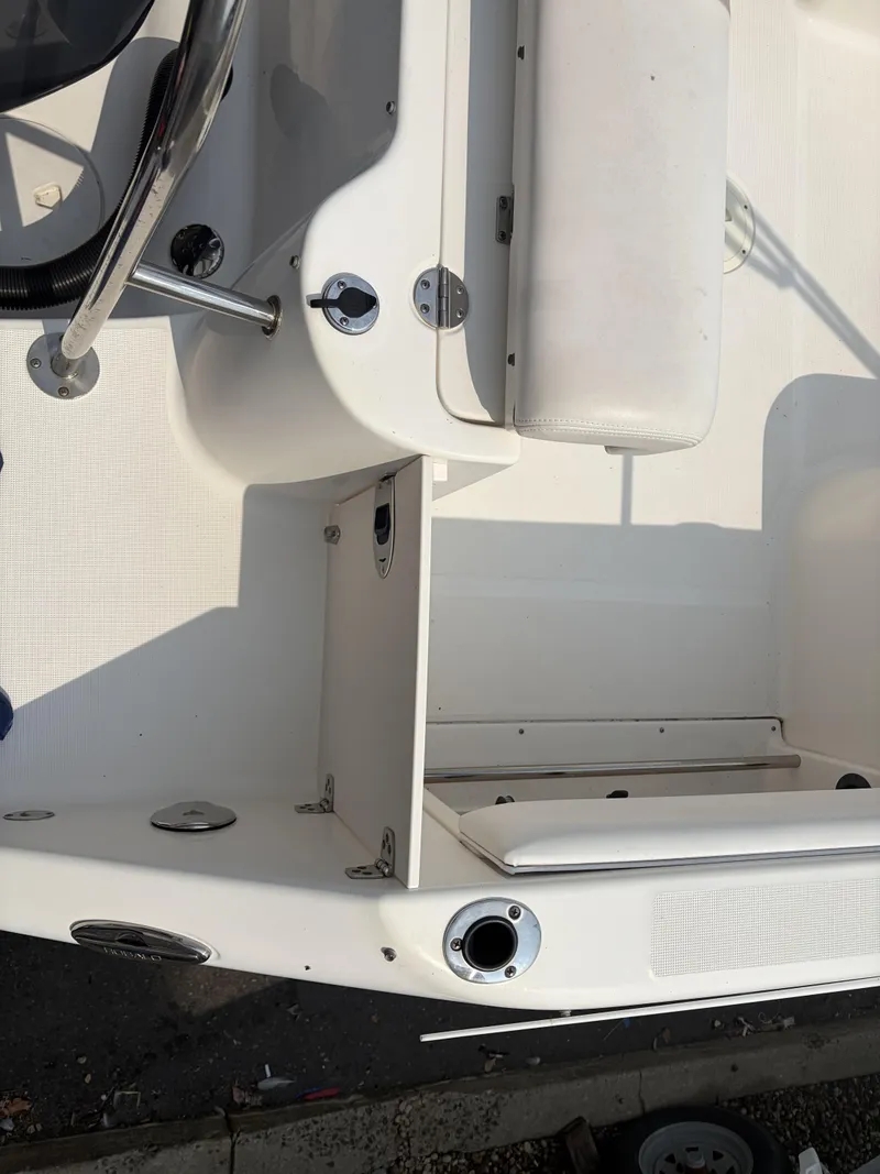 Slide: The Image of Robalo R227 2016 - 12