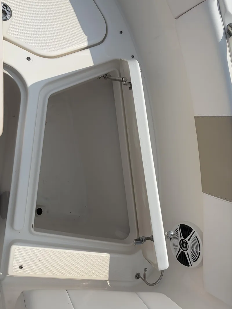 Slide: The Image of Robalo R227 2016 - 36
