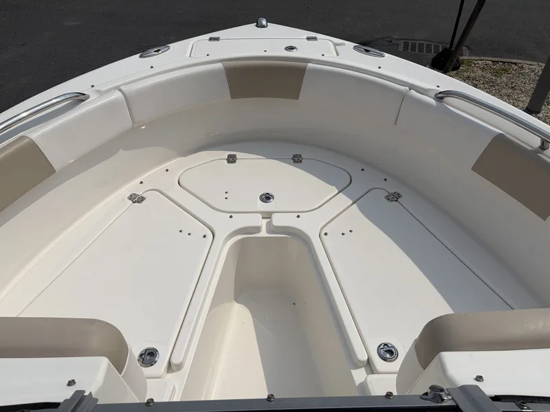 Slide: The Image of Robalo R227 2016 - 19