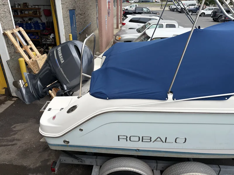 Slide: The Image of Robalo R227 2016 - 53