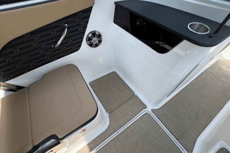 Slide: The Image of Sea Ray SPX 190 2025 - 16