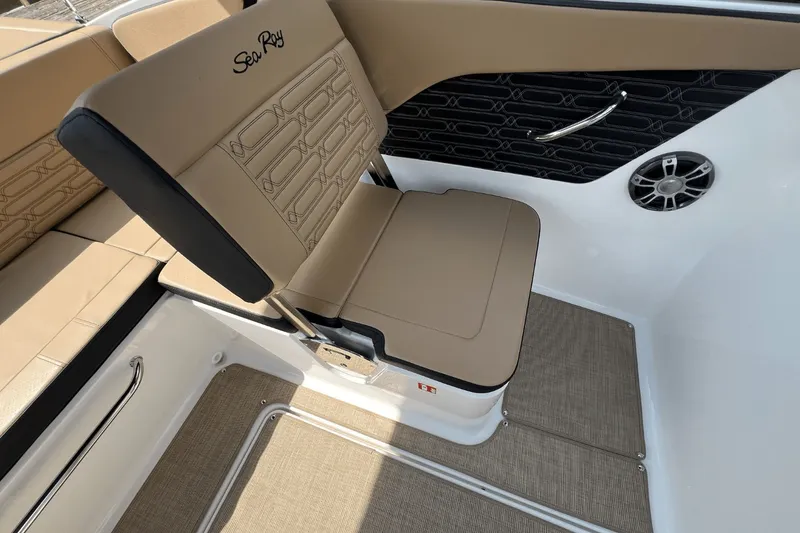 Slide: The Image of Sea Ray SPX 190 2025 - 17