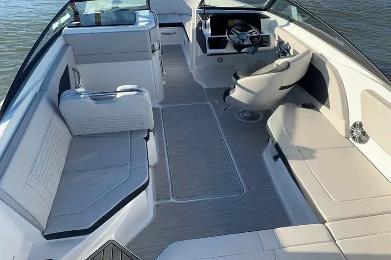 Slide: The Image of Sea Ray SPX 230 2025 - 10