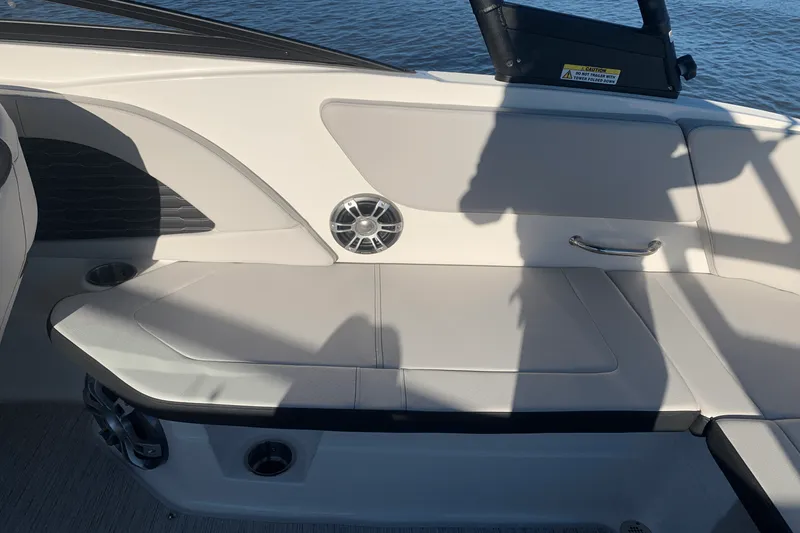 Slide: The Image of Sea Ray SPX 230 2025 - 12