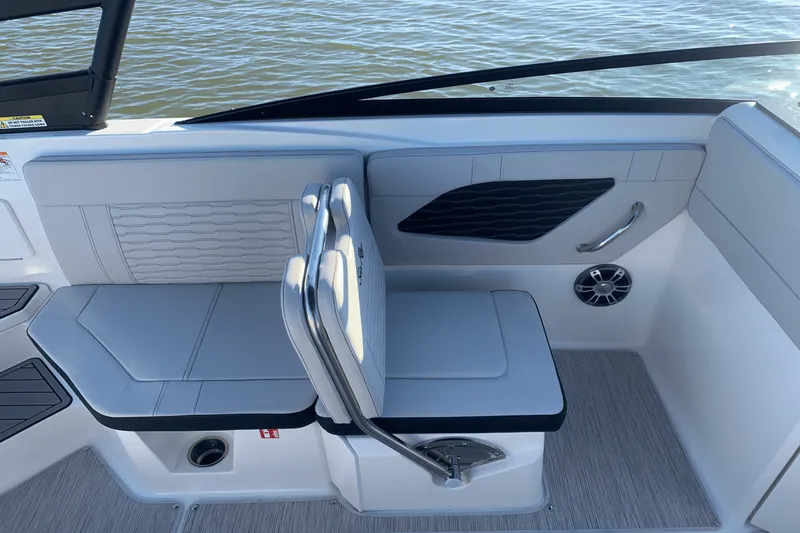 Slide: The Image of Sea Ray SPX 230 2025 - 13