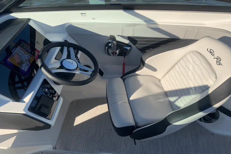 Slide: The Image of Sea Ray SPX 230 2025 - 17