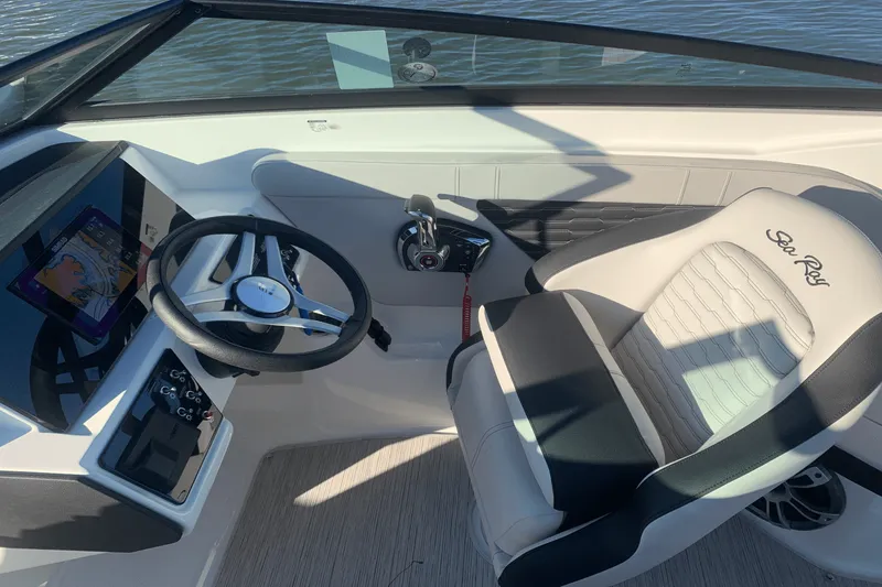 Slide: The Image of Sea Ray SPX 230 2025 - 18