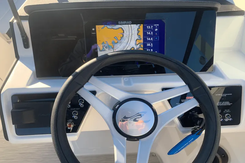 Slide: The Image of Sea Ray SPX 230 2025 - 19